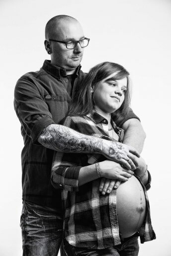 Schwangere junge Frau mit Partner – Schwarzweiss-Fotografie