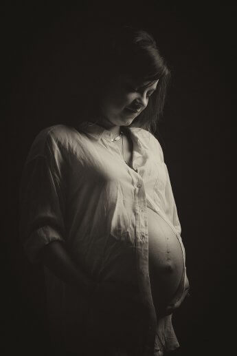 Schwangerschaftsfoto mit gedämpften Licht
