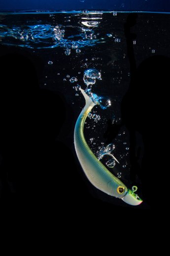 Unterwasserfoto eines Angelköders mit aufsteigenden Luftblasen