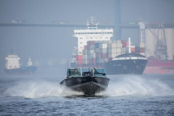 Lund-Boot in voller Fahrt auf der Elbe fotografiert