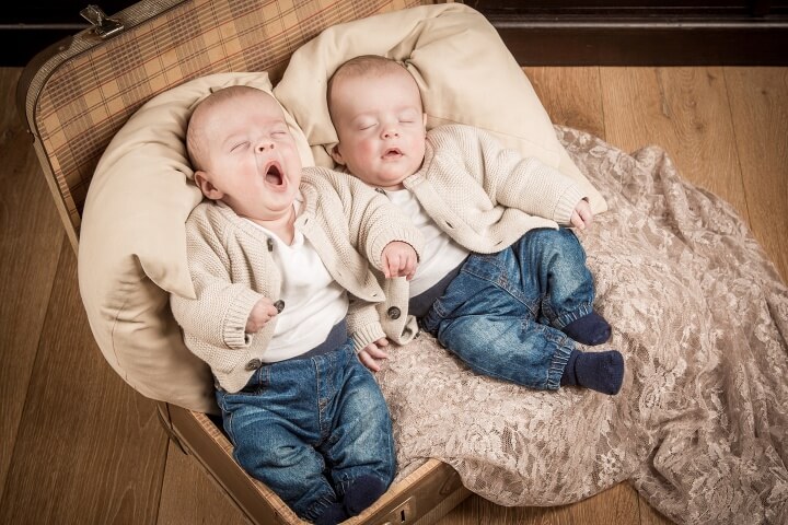 Schlafende Baby-Zwillinge beim Fotoshooting