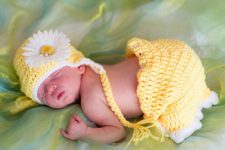 Babyfoto eines Neugeborenen in Frühlingsfarben