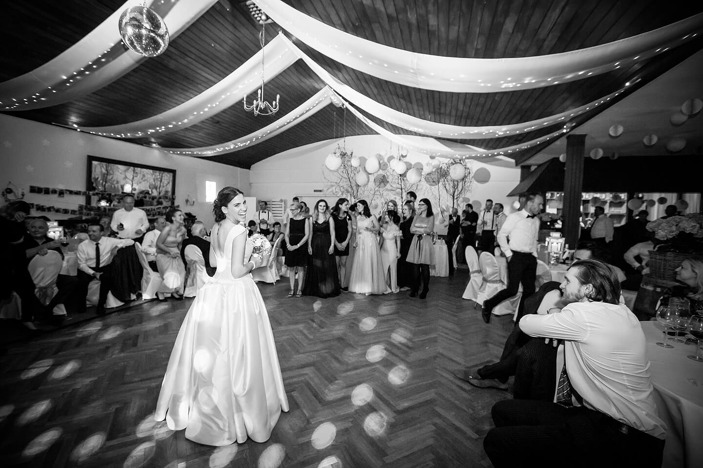 Bei einer Hochzeitsreportage entstanden: Brautstrauss werfen