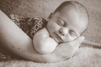 Ein Newborn-Shooting orientiert sich am schlafenden Baby wie auf diesem Foto des Hamburger Fotografen Florian Laeufer