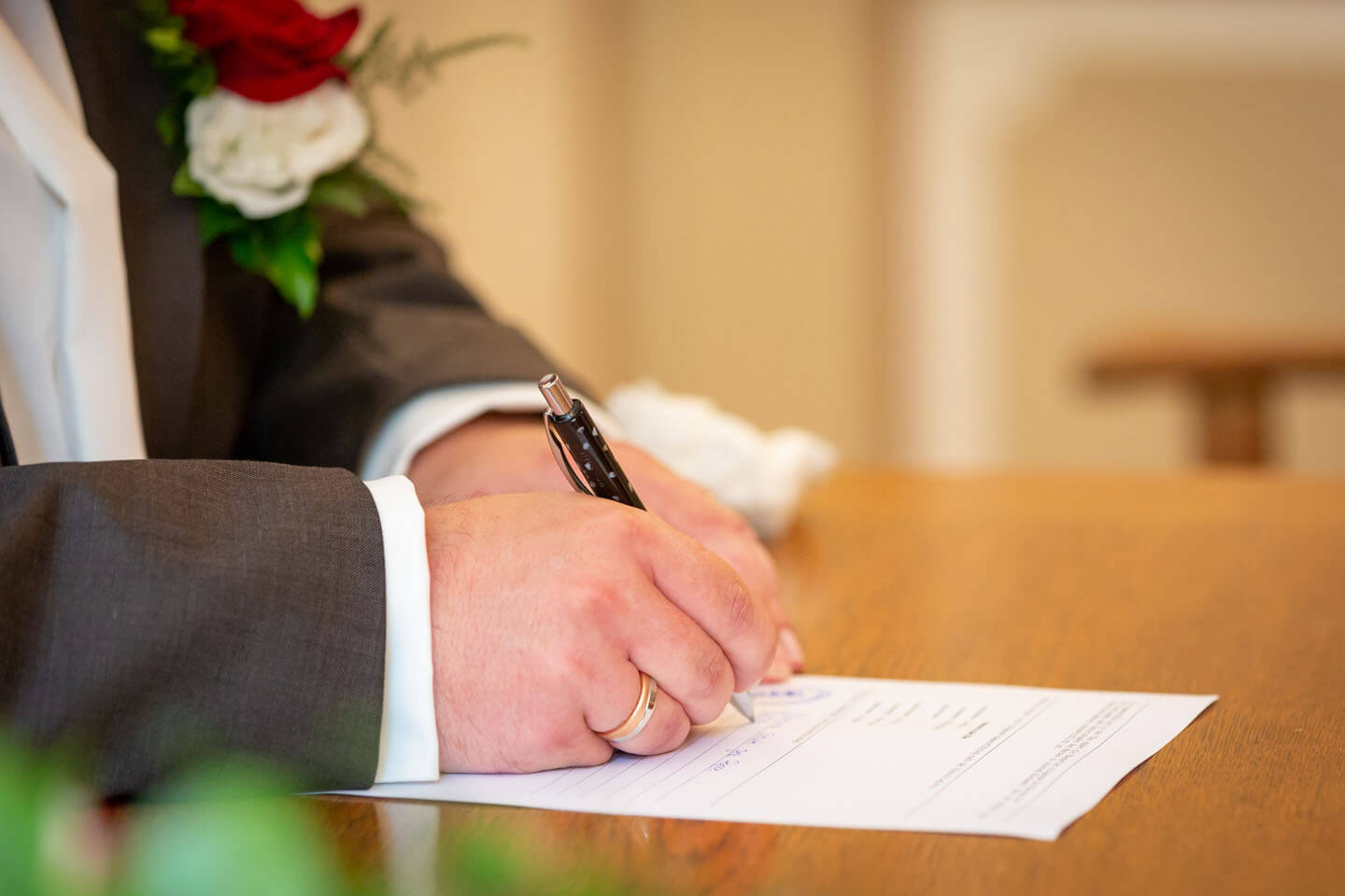 Unterschriftsleistung vom Bräutigam im Standesamt