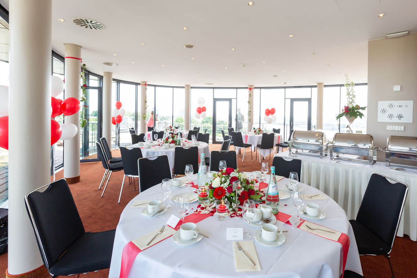 Für eine Hochzeitsfeier im Hotel Hafen Hamburg eingedeckt: die Elipse