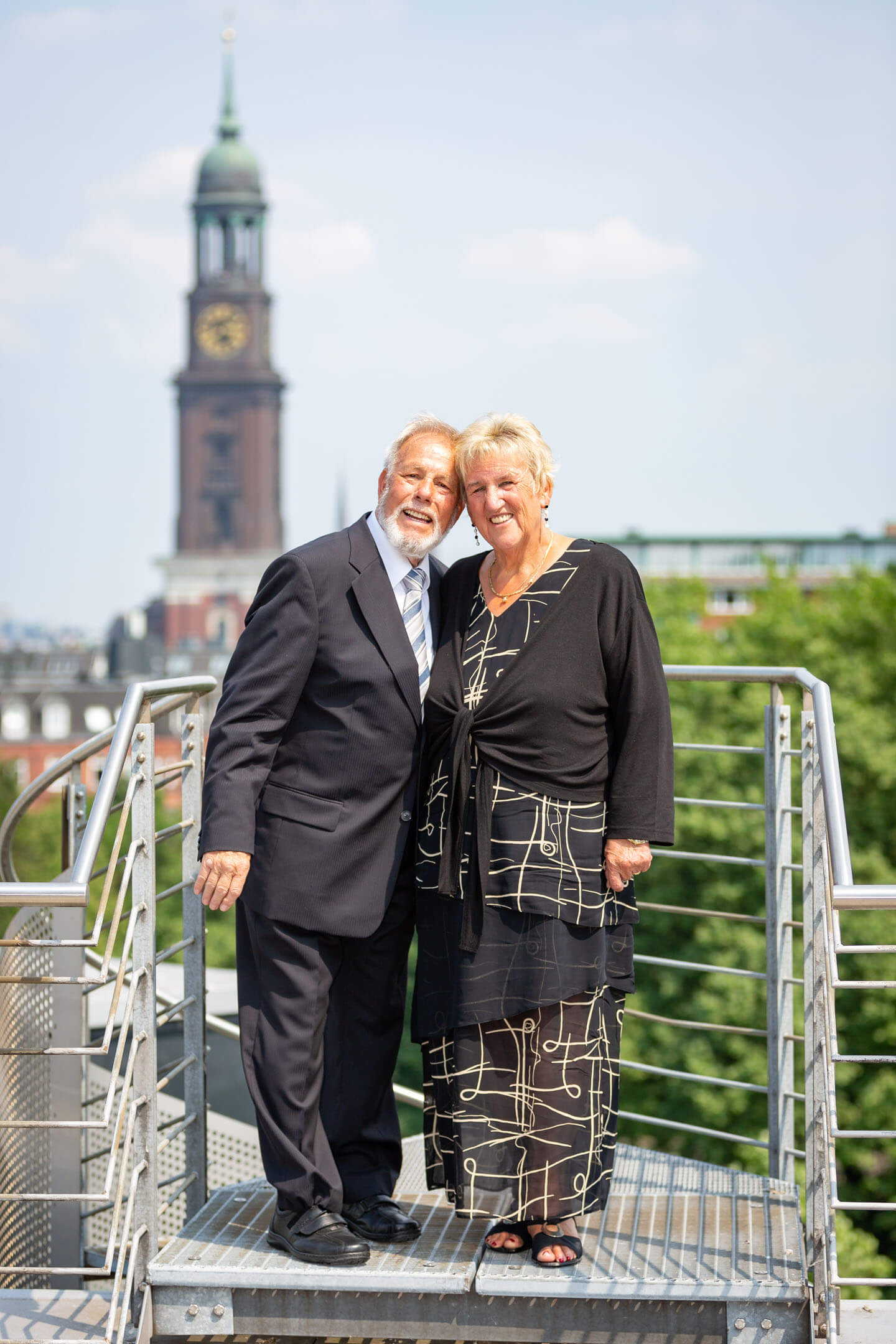 Paarfoto über den Dächern von Hamburg auf der Terrasse vom Hotel Hafen Hamburg