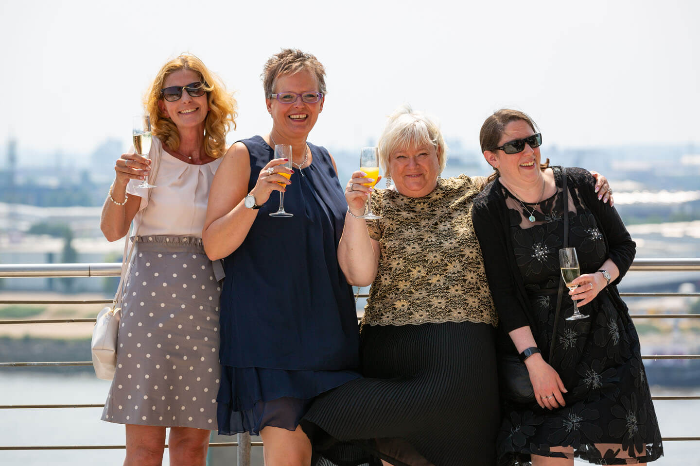 Cheers! Hochzeitsgaeste auf der Terrasse der Elipse im Hotel Hafen Hamburg an den Landungsbrücken