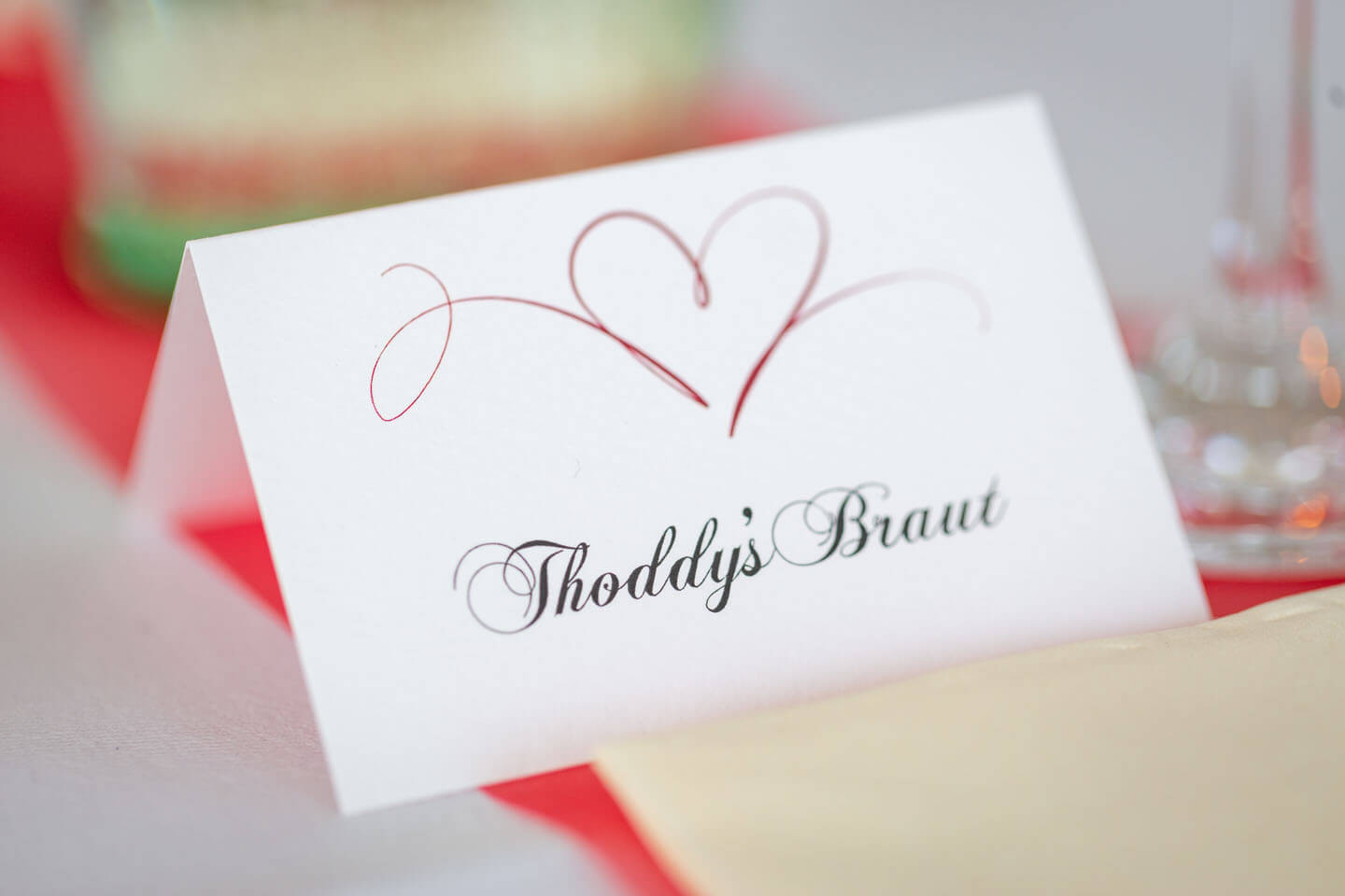 Tischkarte mit der Aufschrift "Toddys Braut"