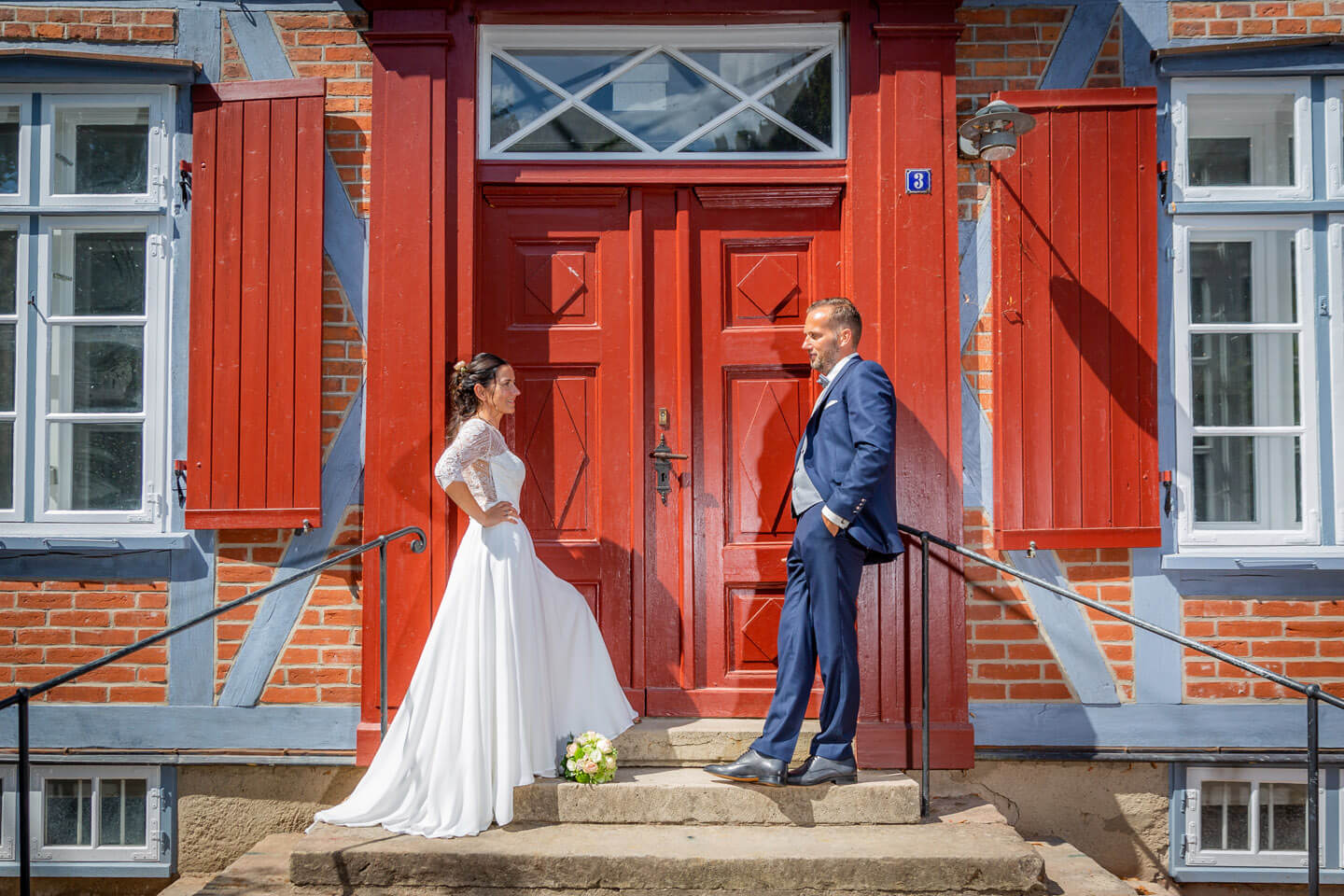 Hochzeitsshooting am knallroten Seiteneingang der Trittauer Muehle