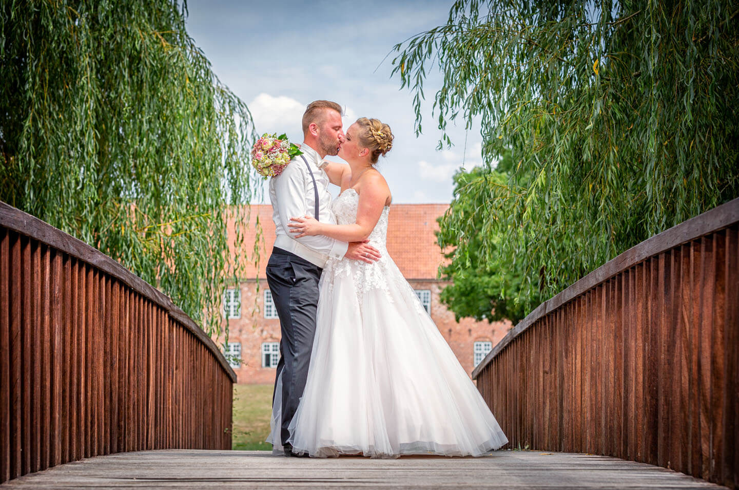 Brautpaar küsst sich während des Fotoshootings für die Hochzeitsbilder