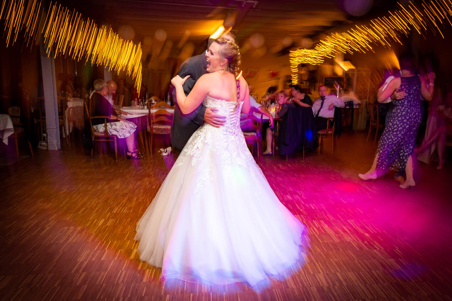 Braut auf der Tanzfläche