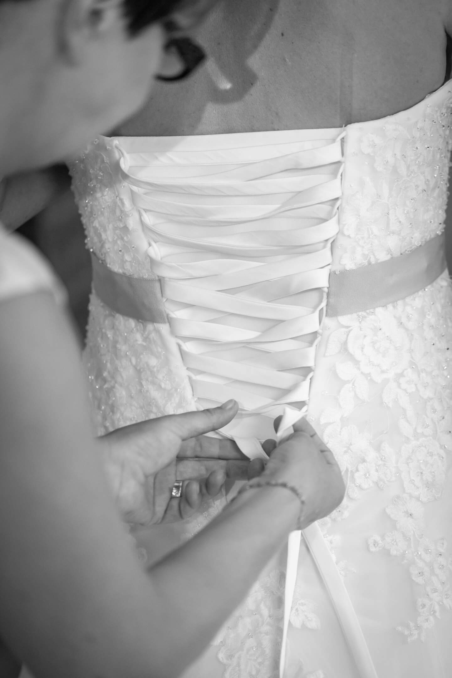 Zuschnueren vom Hochzeitskleid
