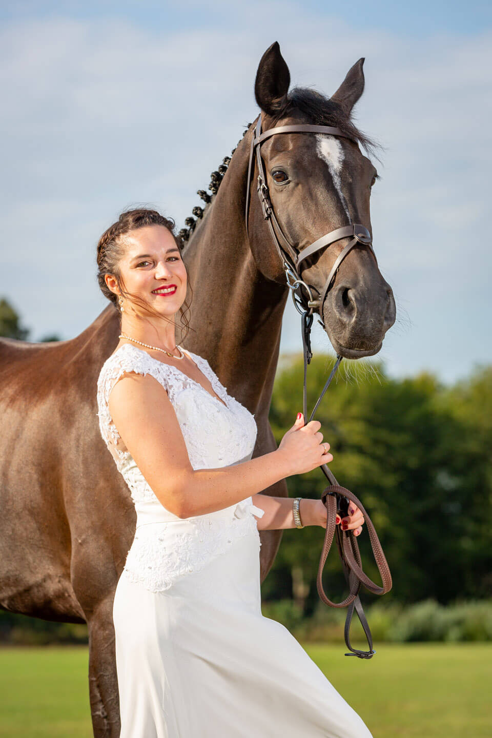 Hochzeitsfoto der Braut mit ihrem Pferd.