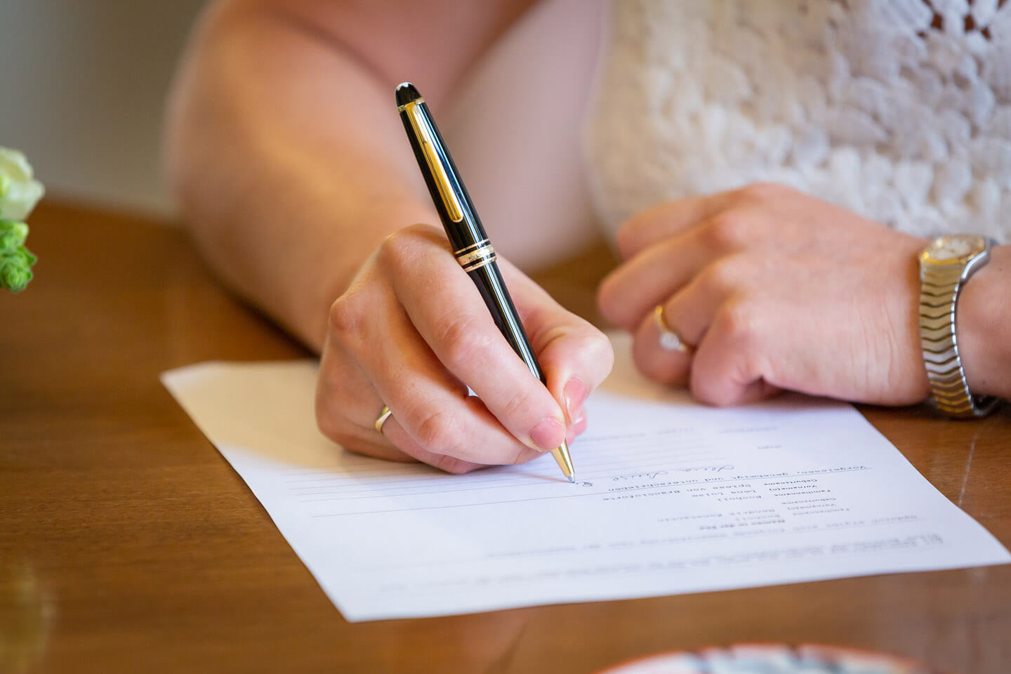 Die Unterschrift unter der Heiratsurkunde gehört zur Hochzeitsreportage einfach dazu.