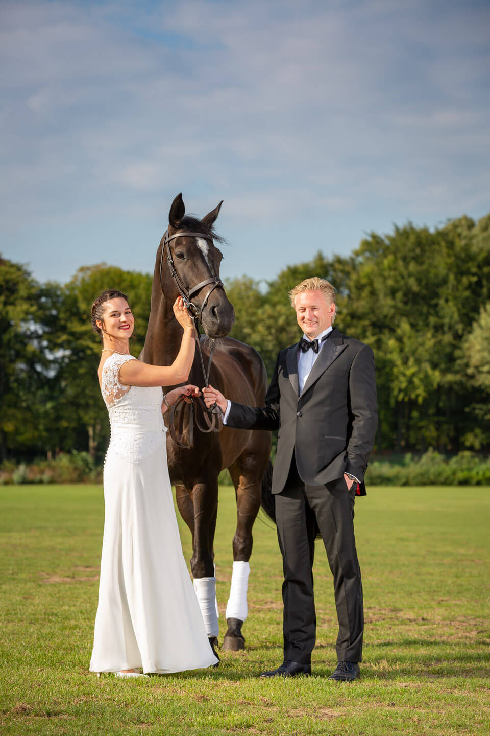 Der Hochzeitsfotograf Florian Läufer hat hier im Polo Club Hamburg das Hochzeitspaar mit einem Pferd fotografiert