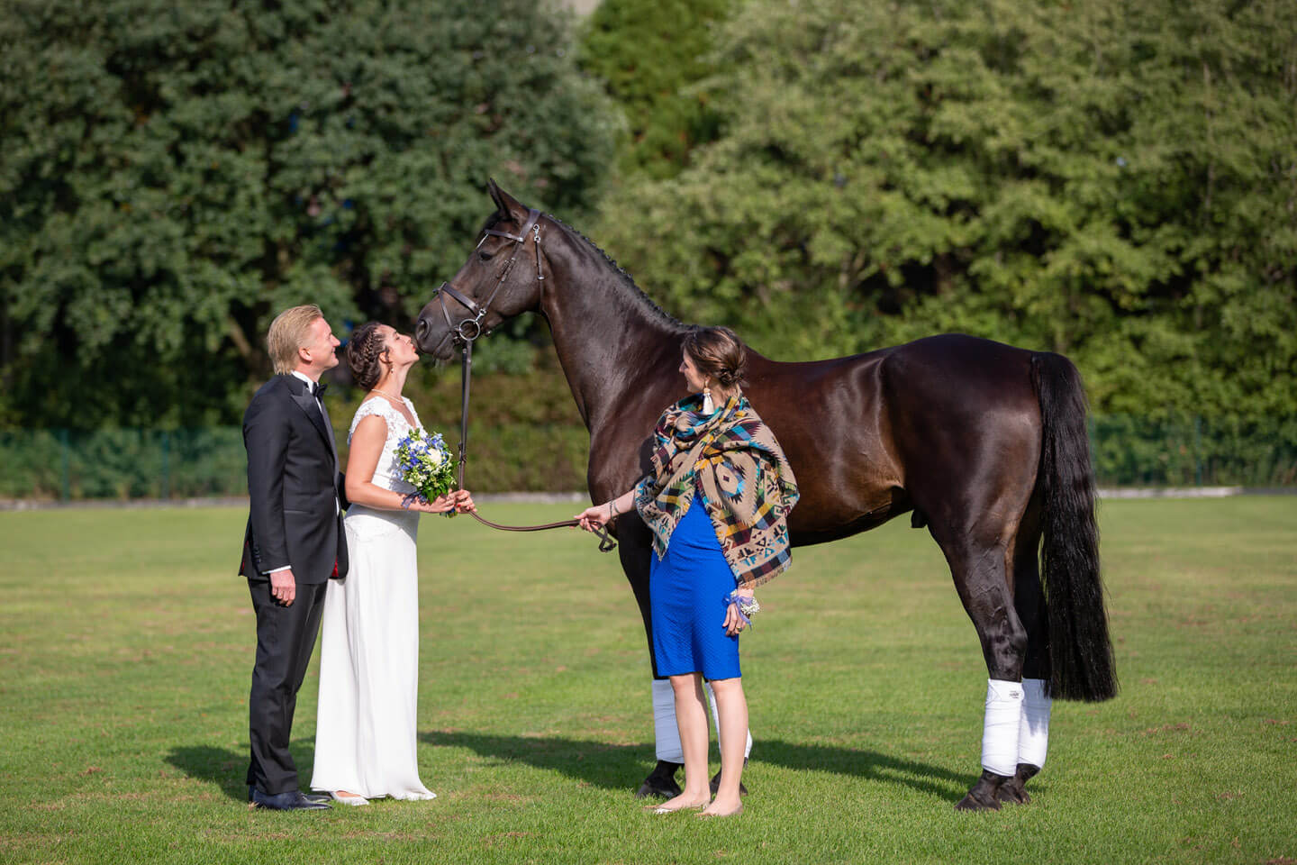 Hochzeitspaar mit Pferd