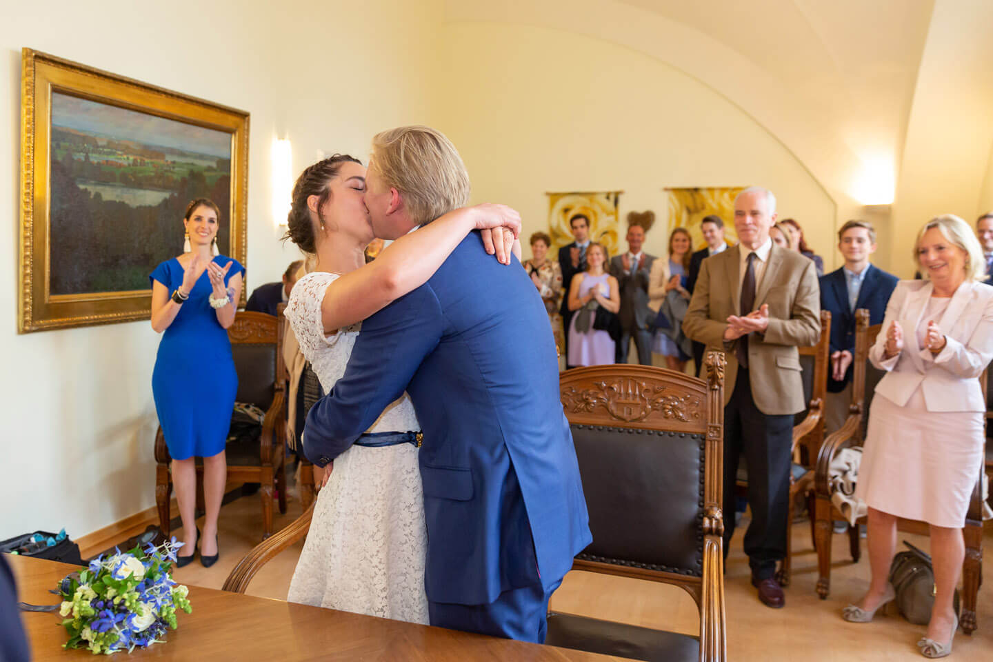 Vom Hochzeitsfotograf Florian Läufer festgehalten: Hochzeitspaar küsst sich im Standesamt Altona