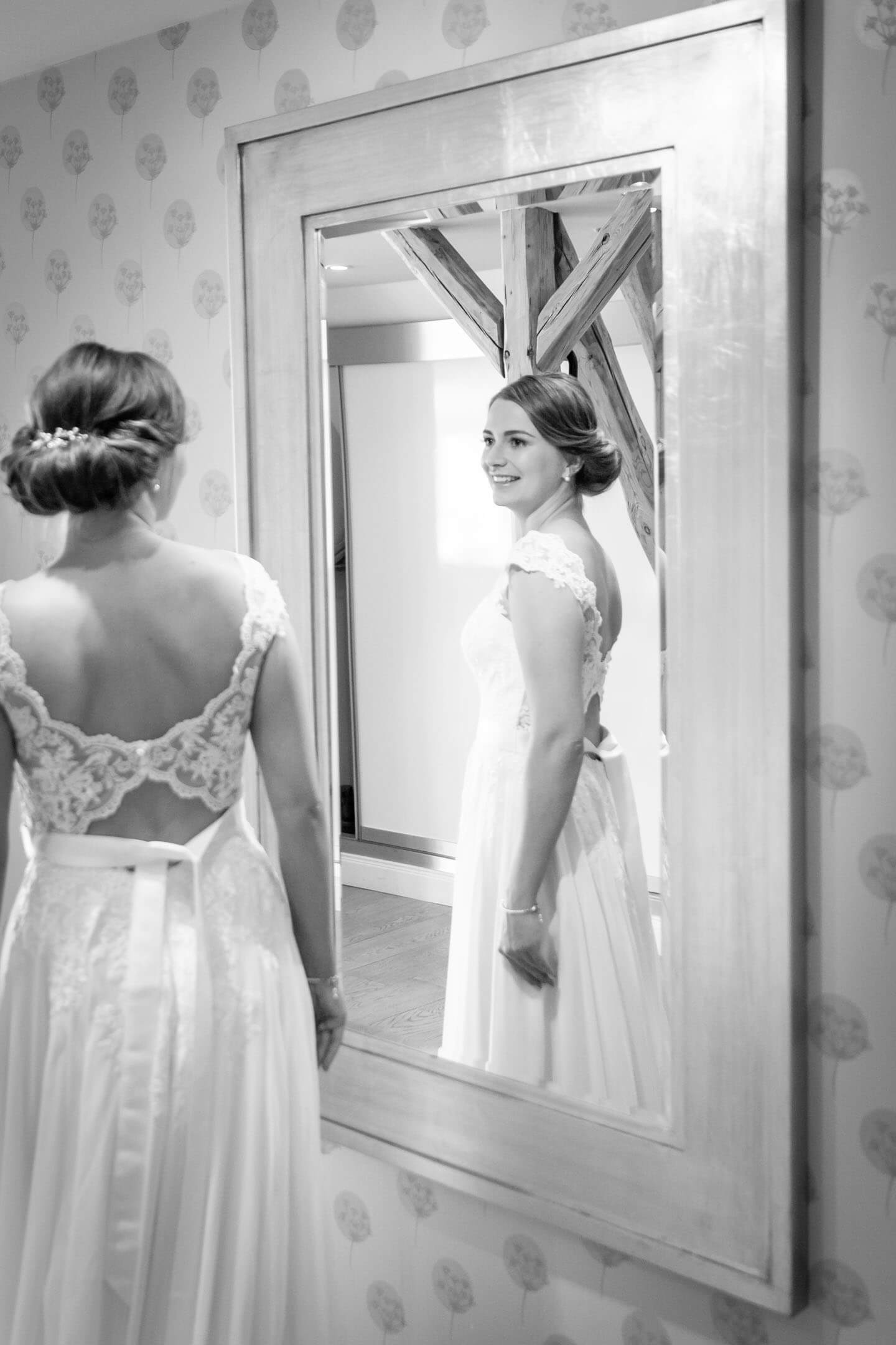 Braut betrachtet sich im Spiegel