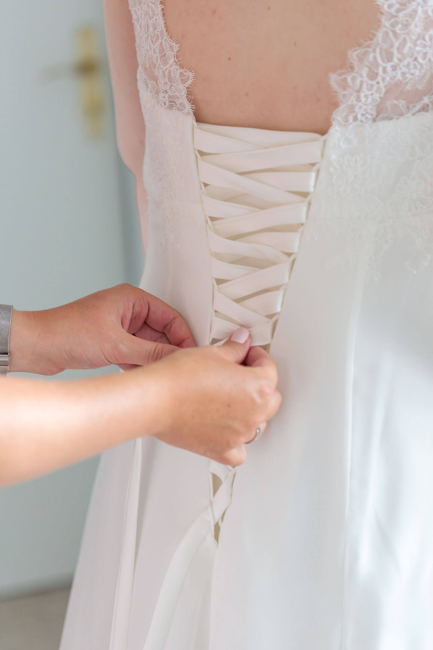 Zuschnüren des Hochzeitskleids