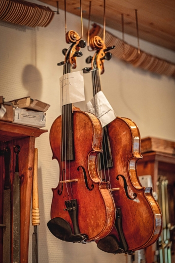 Reparierte Geigen in der Werkstatt