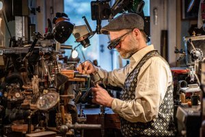 Fotoshooting mit dem Handwerker Jörn Dackow in seiner Brillenmanufaktur