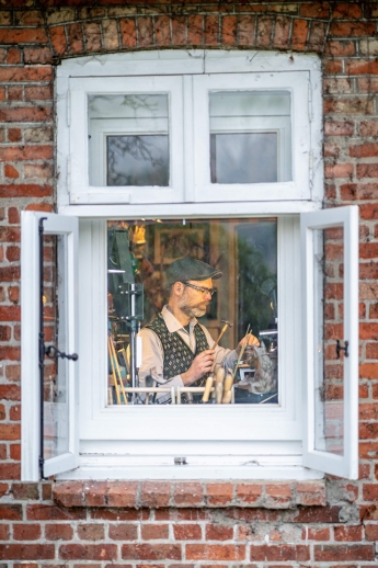 Blick durchs Fenster: Handwerker bei der Arbeit