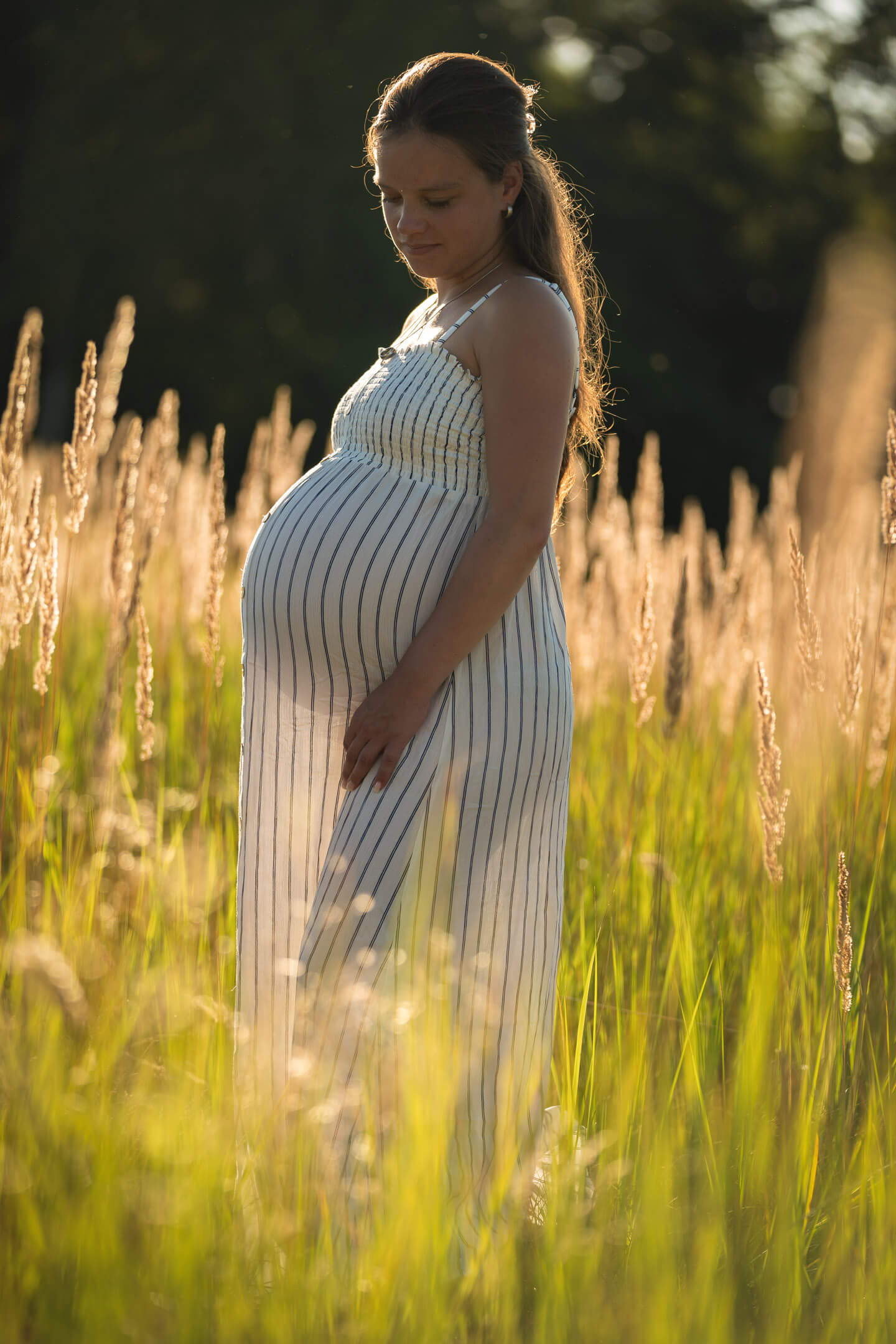 Natürliches Schwangerschaftsfoto Outdoor