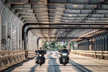 Fotoshooting mit Harley Davidson auf der Elbbrücke in Hamburg