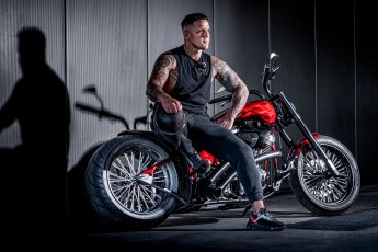 Studiofotoshooting mit Harley Davidson. Foto: Florian Läufer