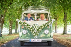 Hochzeitsfotos mit VW-Bulli beim Peiner Hof. Fotograf: Florian Läufer