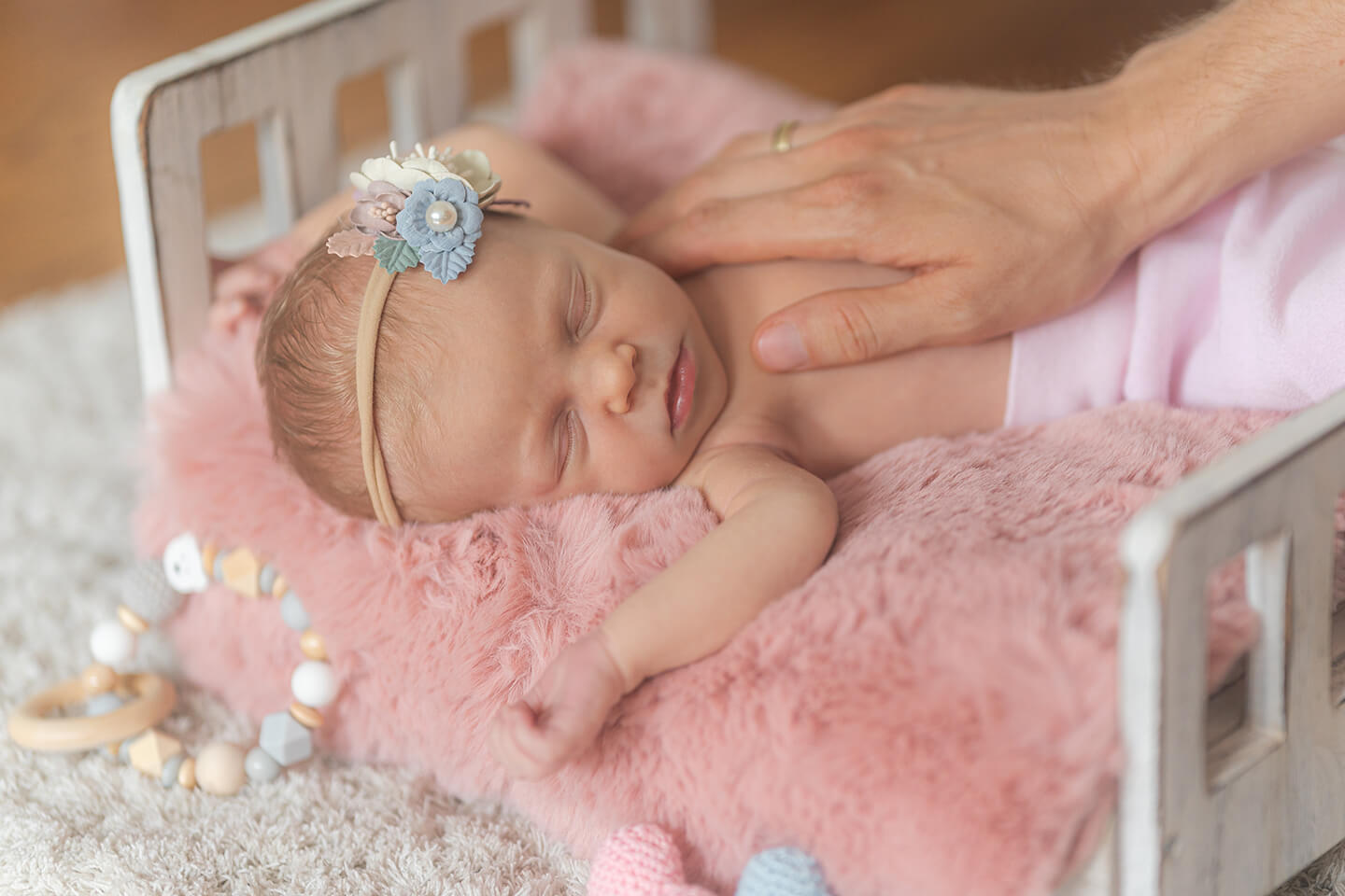 Natürliche Newbornfotos vom schlafenden Baby.