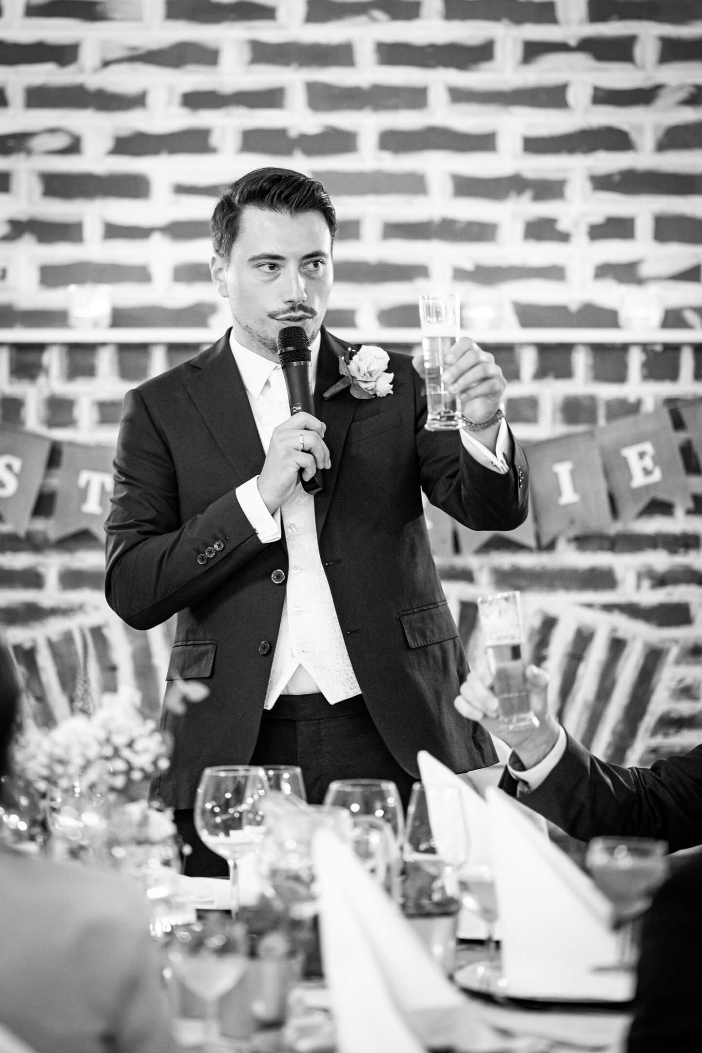 Der Bräutigam erhebt nach seiner Rede das Glas.