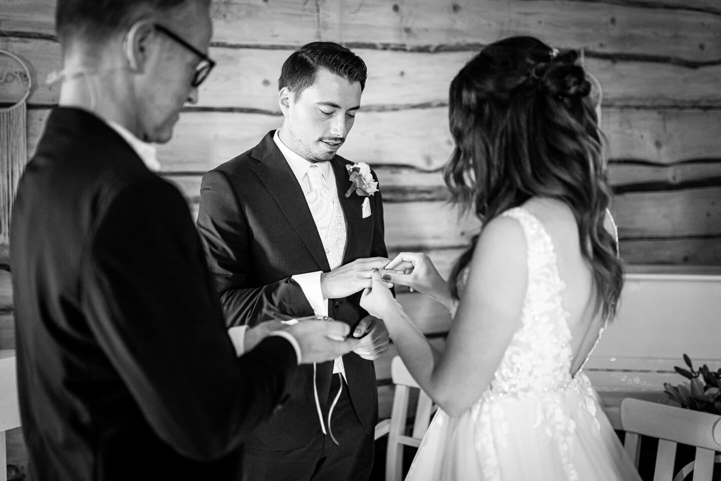 Den Ringtausch darfst du als Hochzeitsfotograf nicht verpassen.