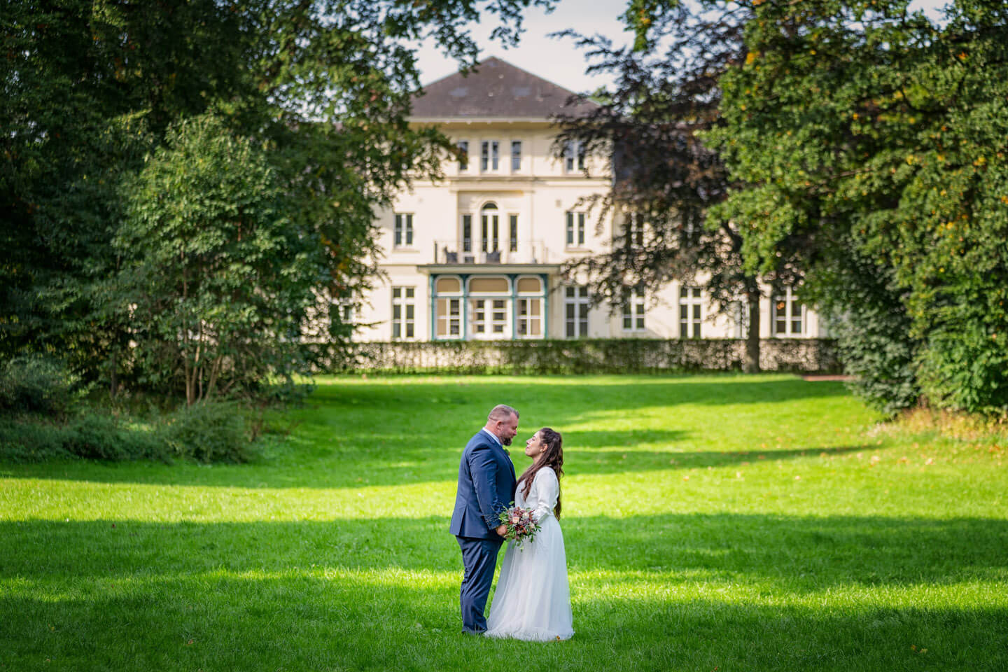 Hochzeit im Berner Schloss - und hinterher das Brautpaarshooting im Gutspark.