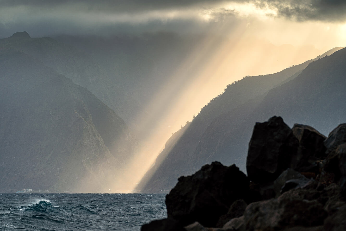 Lichtschein durch die Wolkendecke bei Ribeira de Janela auf Madeira