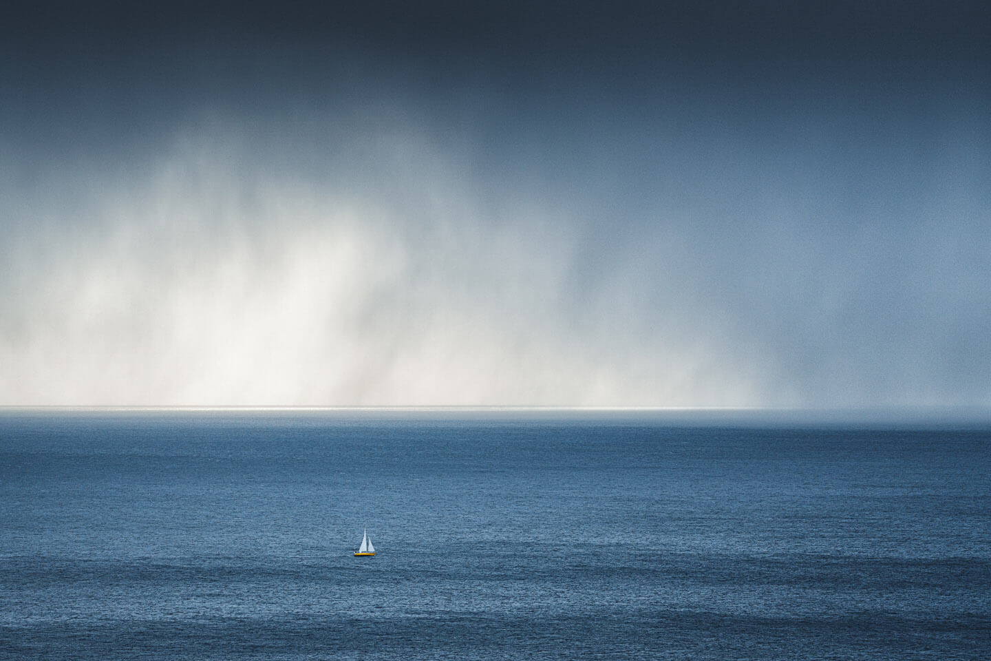 Gewitter auf dem Atlantik mit kleinem Segelboot.