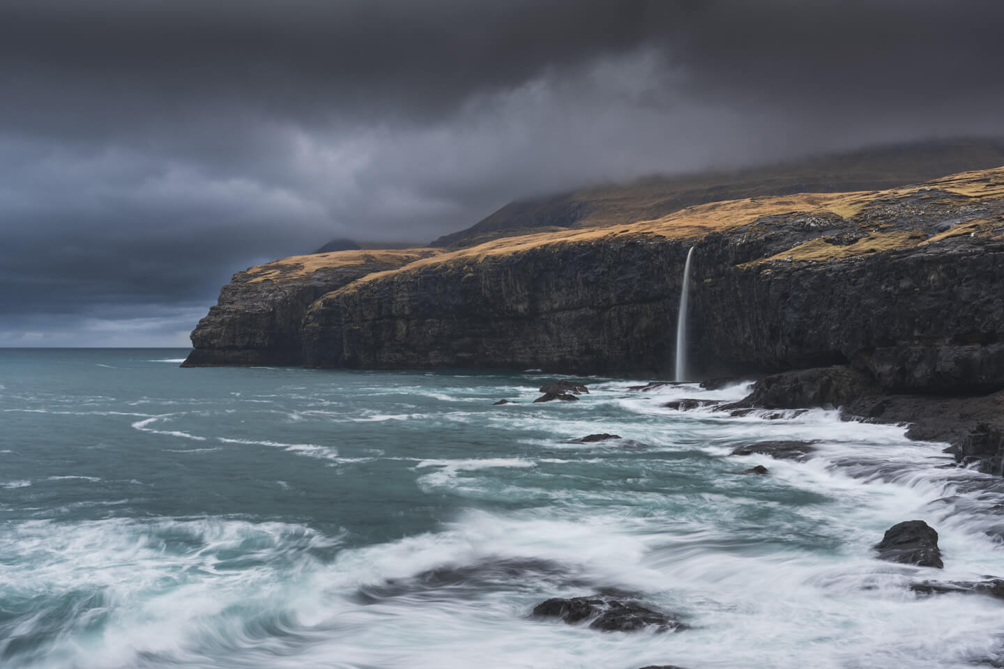 Mystisch-düstere Stimmung bei dieser Fotoreise auf die Färöer-Inseln.
