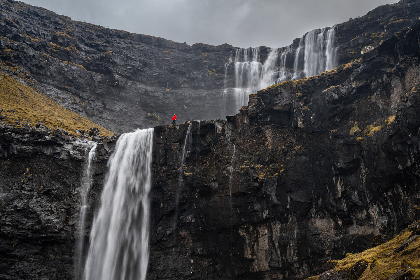 Der Fossa Wasserfall fällt in zwei Stufen 140 Meter in die Tiefe.