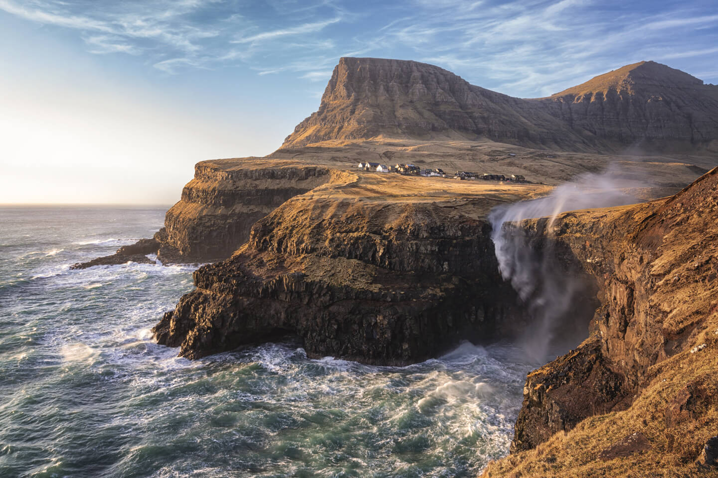 Das kleine Örtchen Gasadalur steht ikonisch für die Färöer-Inseln