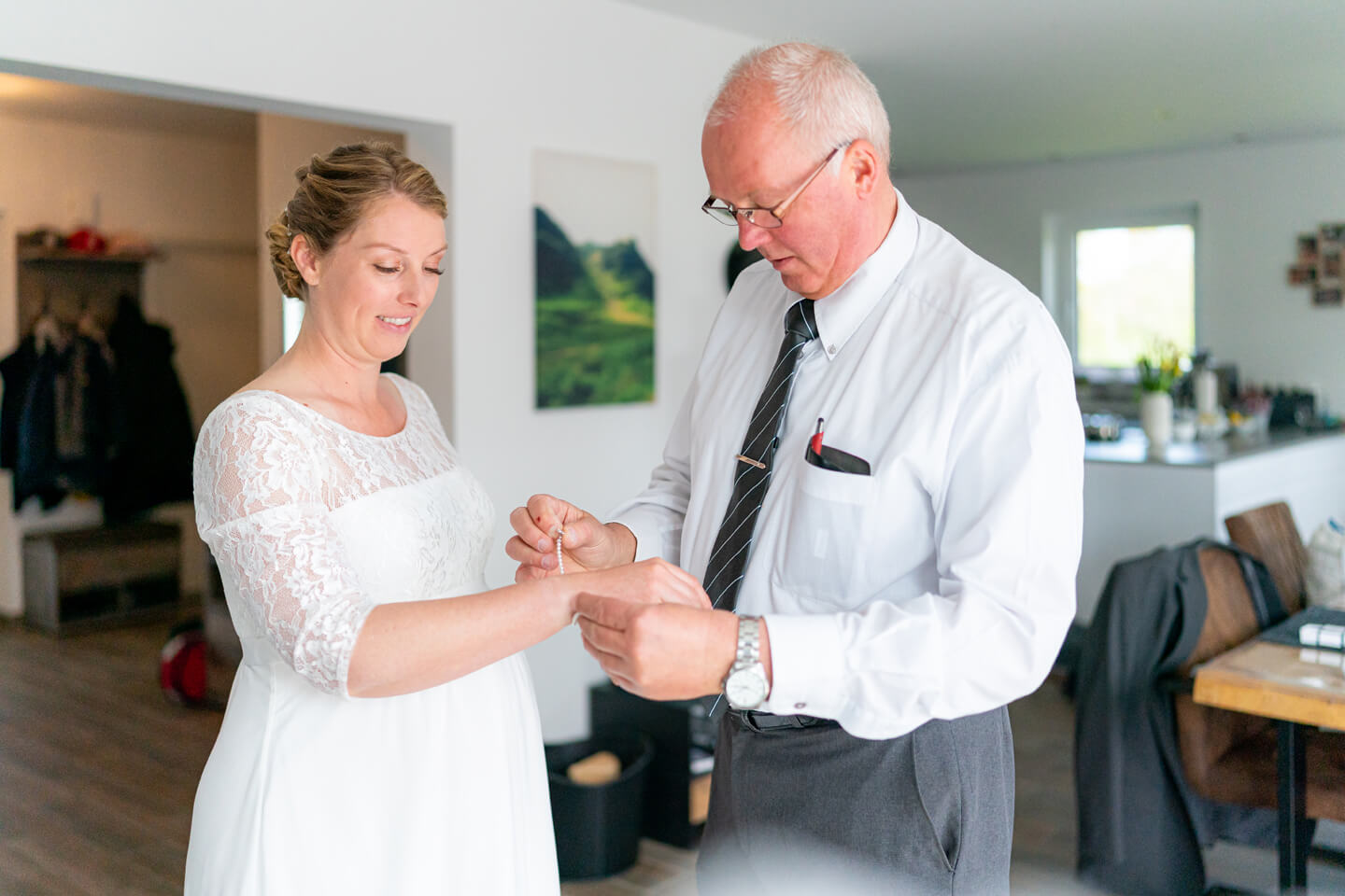 Papa hilft der Braut beim Schmuck anlegen. (Foto: Florian Läufer)