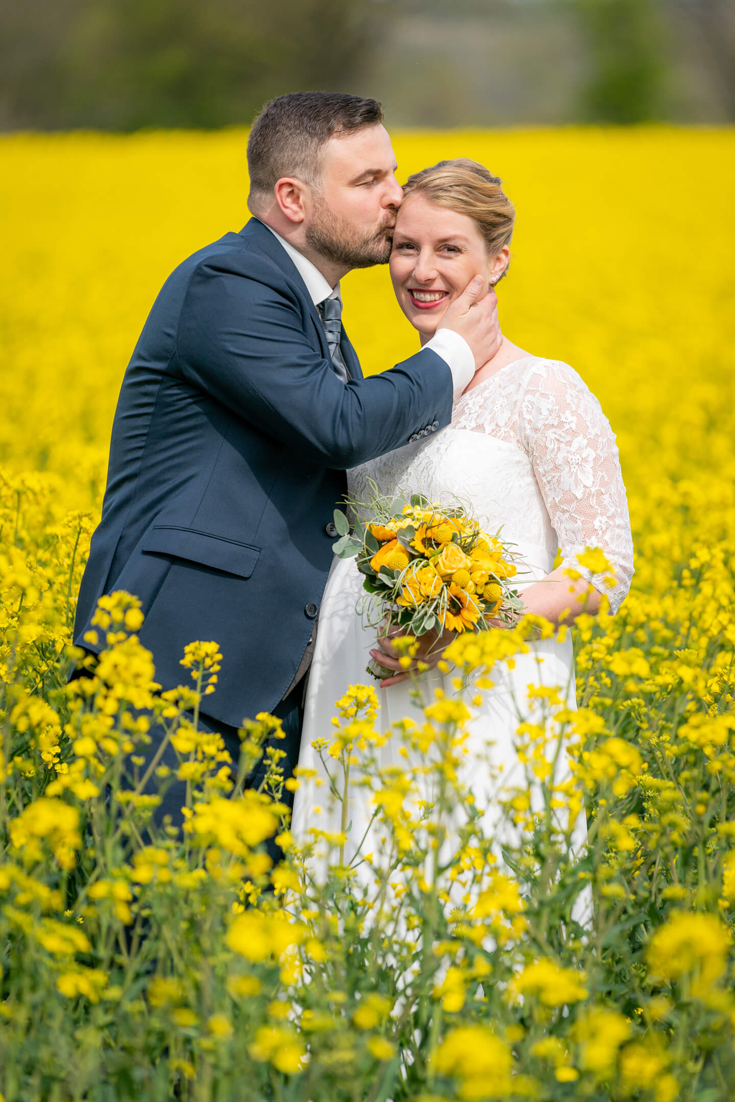 Hochzeitsfotos im Rapsfeld mit dem Fotograf Florian Läufer