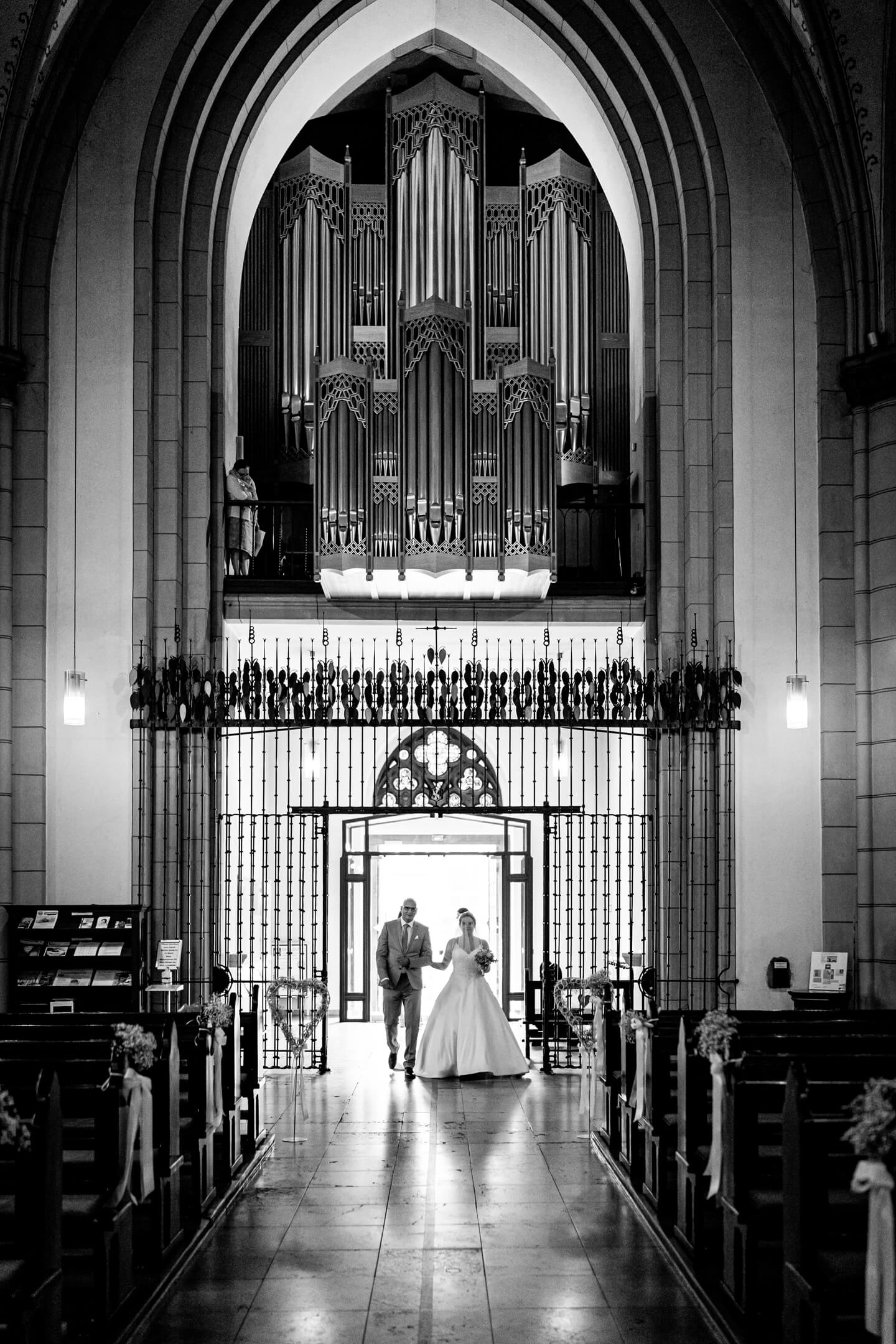 Einzug der Braut in der Sophienkirche in Hamburg. Festgehalten von dem Fotograf Florian Läufer