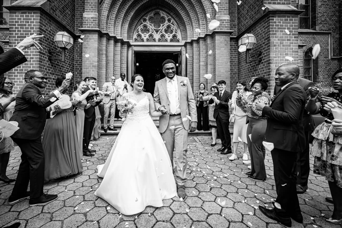 Frisch verheiratetes Brautpaar vor der Kirchentür.