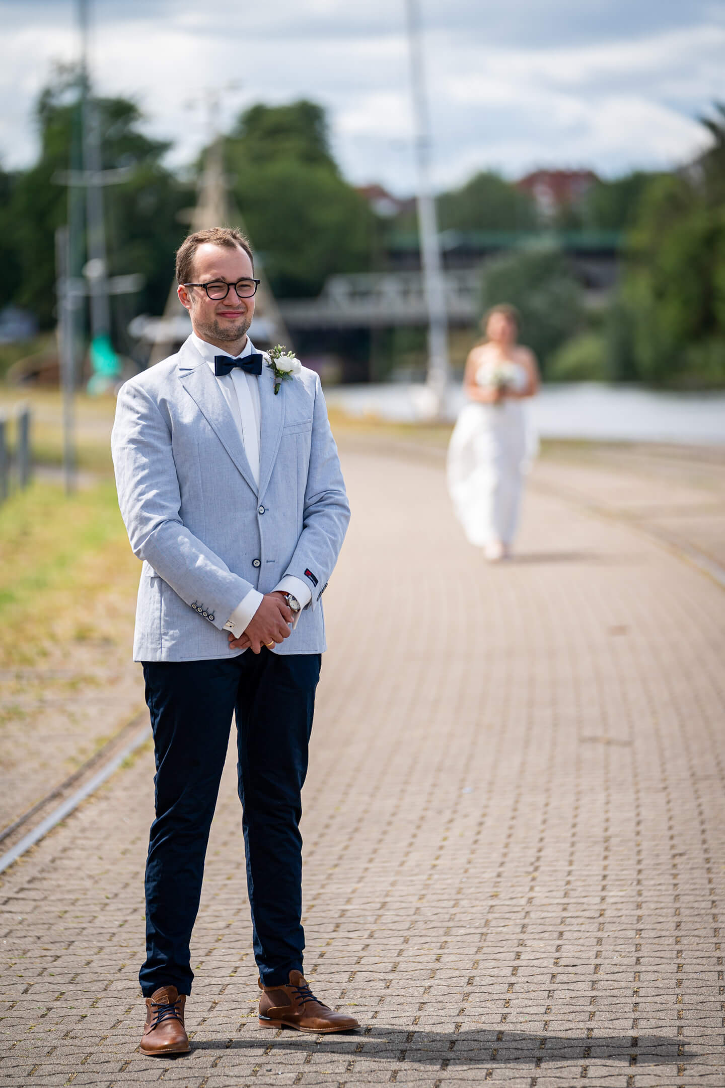 Der Fotograf Florian Läufer hat hier den Bräutigam beim First Look fotografiert. Im Hintergrund ist die Braut zu sehen.