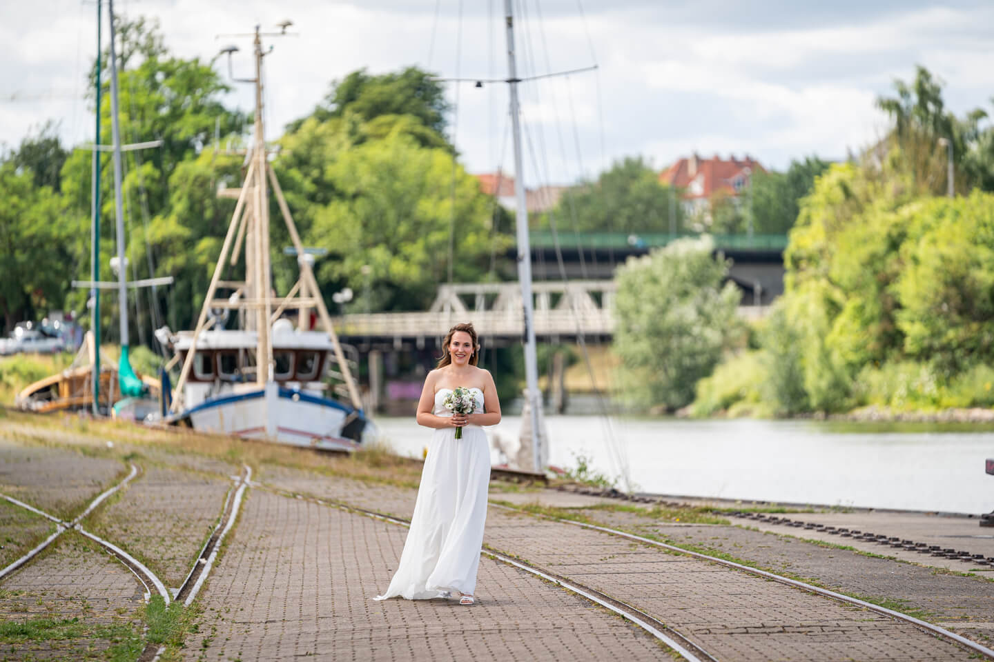 Hochzeitsfotos in Lübeck. Hier geht die Braut beim First Look auf den Bräutigam zu.