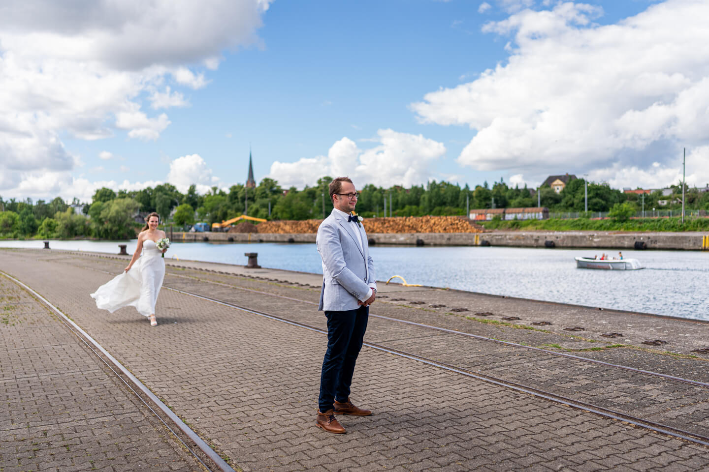 Hochzeitsshooting bei den media docks in Lübeck. Gleich treffen Braut und Bräutigam erstmals aufeinander.