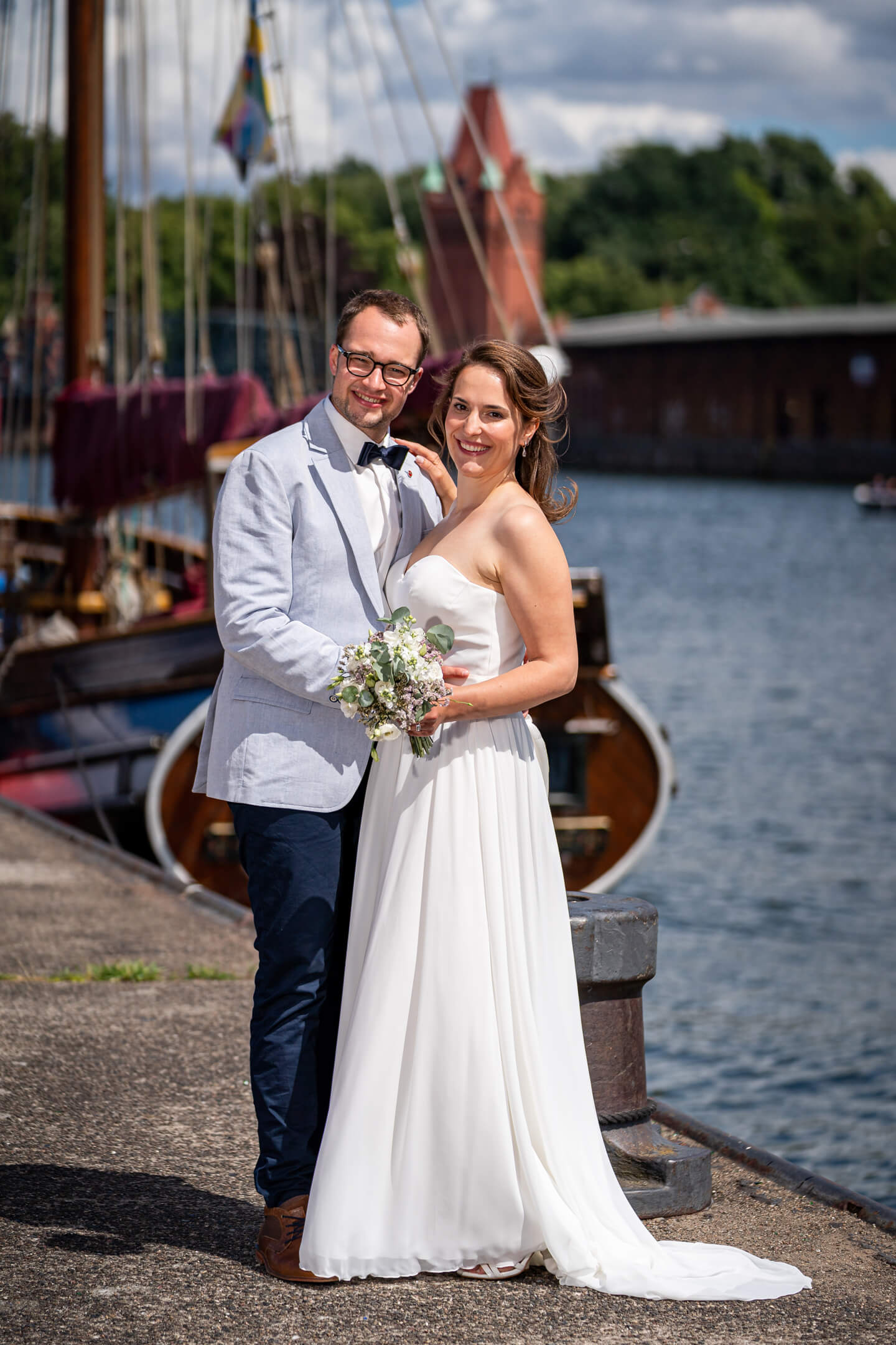 Klassisches Hochzeitsfoto an der Trave in Lübeck.