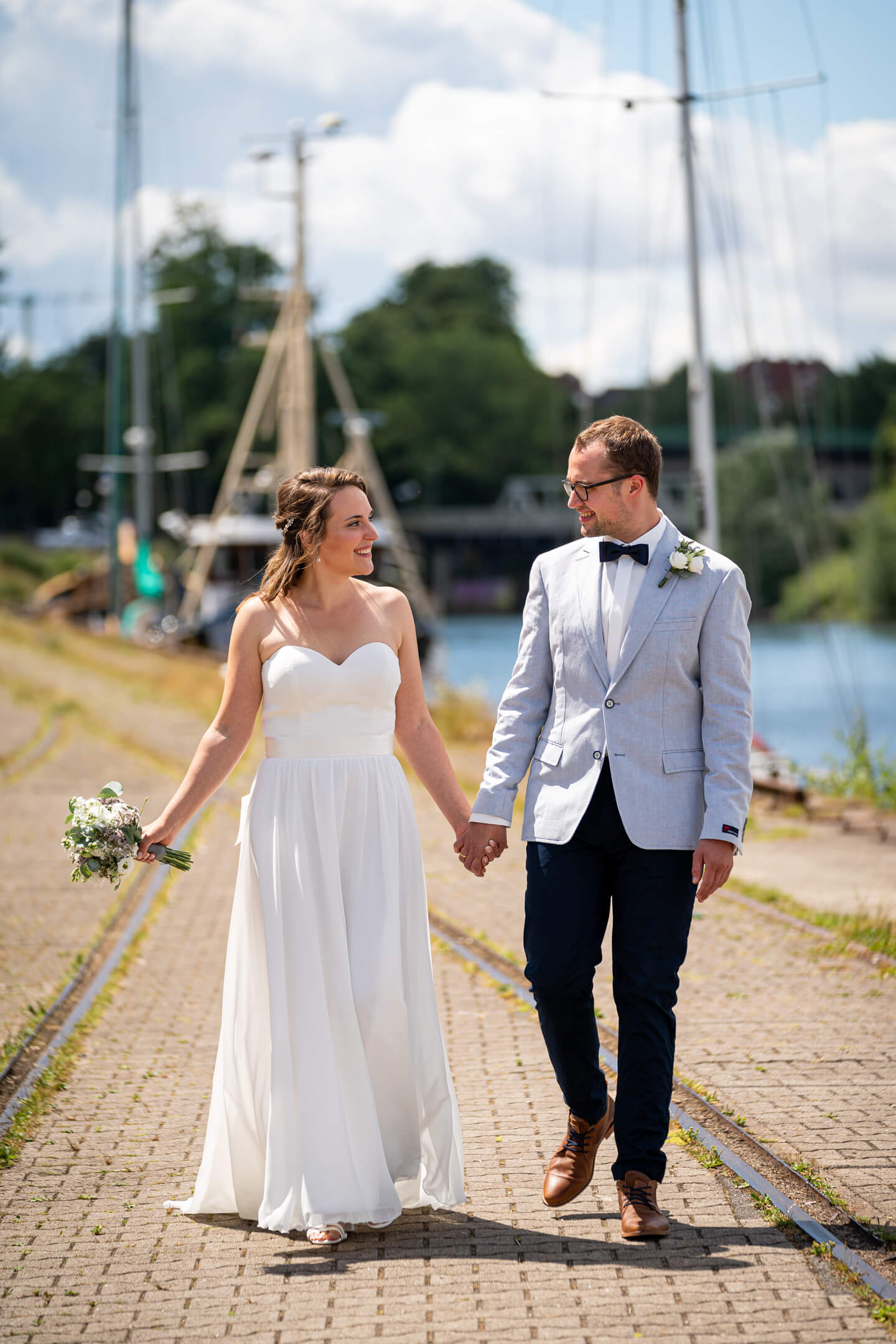 Professionelle Hochzeitsfotos in Lübeck mit der Trave im Hintergrund.