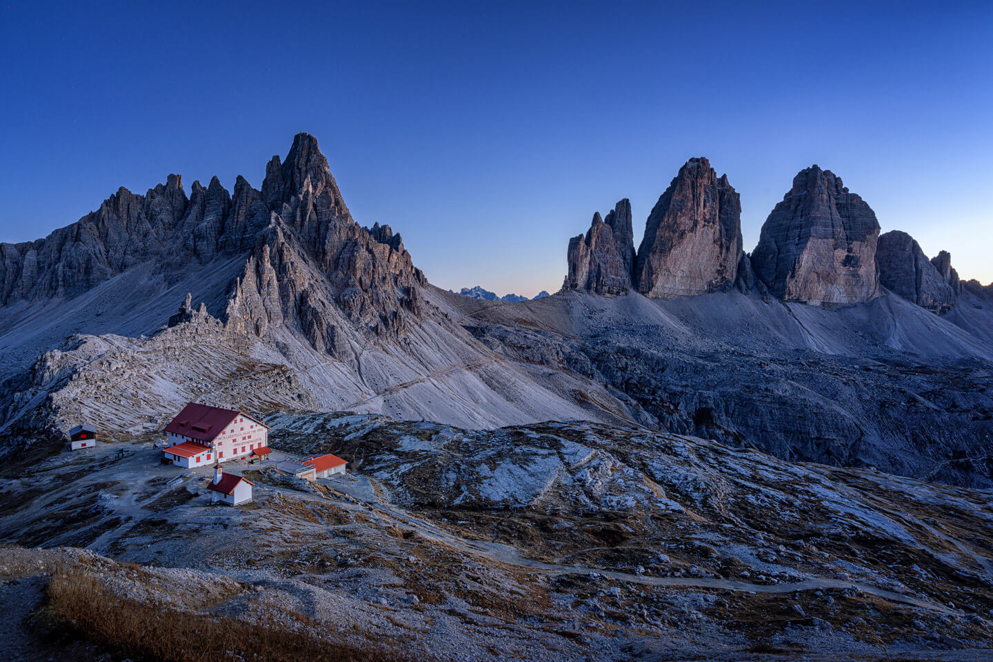 Dolomiten Fotoreise: Die Drei Zinnen Hütte zur Blauen Stunde